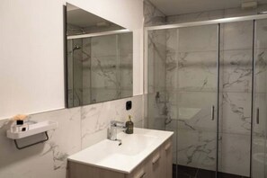 Shower, hair dryer, bidet, towels - Rey residents (Lavis)