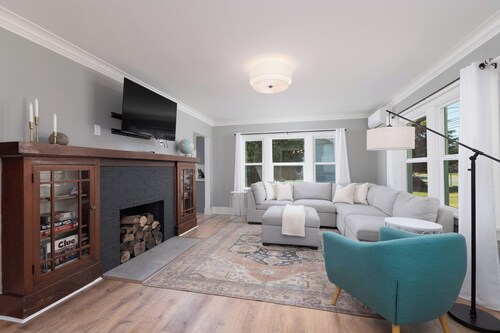 Cozy getaway w/ hot tub & yard between Seattle and Mt Rainier