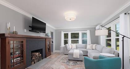 Cozy getaway w/ hot tub & yard between Seattle and Mt Rainier