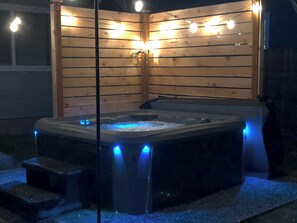 Outdoor spa tub - Cozy getaway w/ hot tub & yard between Seattle and Mt Rainier (Puyallup)