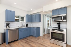 Réfrigérateur, micro-ondes, plaque de cuisson, lave-vaisselle