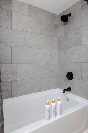 Haartrockner, Handtücher, Seife, Shampoo
