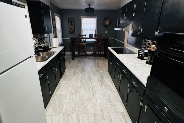 Kühlschrank, Mikrowelle, Ofen, Herdplatte