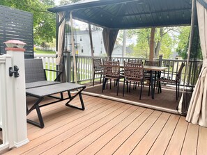 Outdoor dining - River View, walk to town, stylish, Spacious (St Charles)