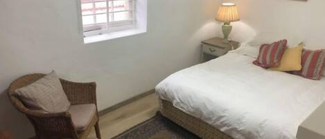 1 makuuhuone, työpöytä, silitysrauta/-lauta, Wi-Fi