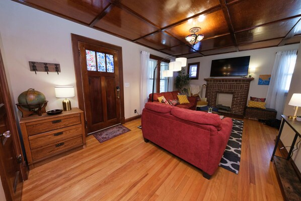 TV connectée, cheminée, livres