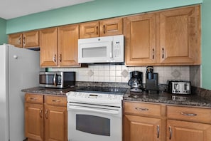 Condo, varias camas (Tristan Towers unit 8C) | Cocina privada