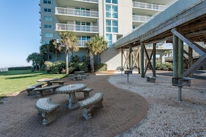 Condo, varias camas (Tristan Towers unit 8C) | Restaurante al aire libre