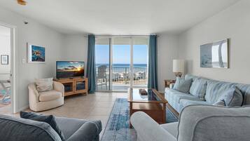 Appartement, Meerdere bedden (Tristan Towers unit 8C) | Woonruimte | Televisie