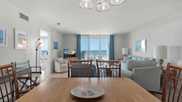 Appartement, Meerdere bedden (Tristan Towers unit 8C) | Woonruimte | Televisie