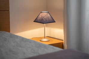 2 habitaciones, tabla de planchar con plancha, cuna de viaje y internet
