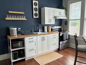 Fridge, microwave, oven, stovetop - Extended Stays Welcome!
Near SouthTown/Downtown San Antonio (San Antonio)