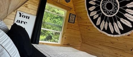 1 dormitorio, cuna de viaje, ropa de cama