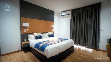 Minibar, caja de seguridad en la habitación y escritorio 