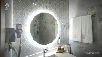 Deluxe tweepersoonskamer | Badkamer | Een douche, gratis toiletartikelen, een haardroger, een bidet