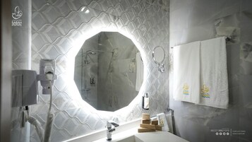 Ducha, artículos de tocador gratuitos, secador de pelo, bidet