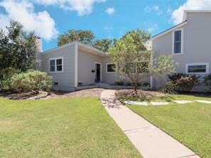 Exterior - Lovely studio with AC in charming College Station (College Station)