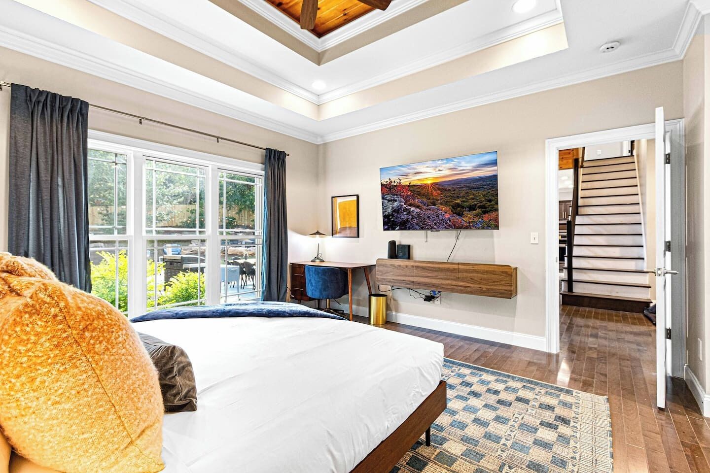 5 chambres, bureau, fer et planche à repasser, lit parapluie