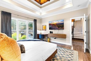 5 bedrooms, desk, iron/ironing board, travel cot