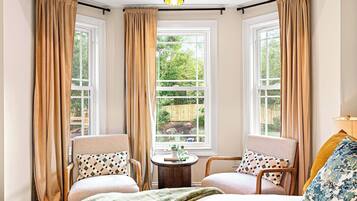 5 chambres, bureau, fer et planche Ă repasser, lit parapluie