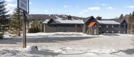 Vista frontal de la propiedad