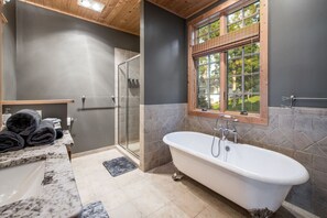 Hair dryer, towels - Lakefront Lakefront Cabin w/ Private Beach + Dock, Arcade, Game Room (Alexandria)
