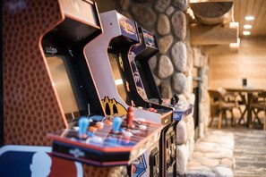 Game room - Lakefront Lakefront Cabin w/ Private Beach + Dock, Arcade, Game Room (Alexandria)