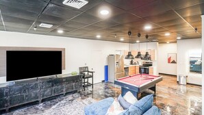 Leilighet, 2 soverom, ikke-røyk, tekjøkken | Oppholdsområde | En 86-tommers LED-TV med digitale kanaler samt Netflix og Hulu
