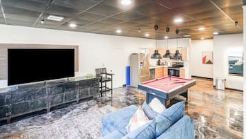 Apartamento, 2 quartos, para não fumantes, cozinha americana | Área de estar | TV LED 86 polegadas com canais digitais, Netflix, Hulu