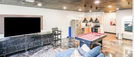 Apartment, 2 Bedrooms, Non Smoking, Kitchenette | Living area