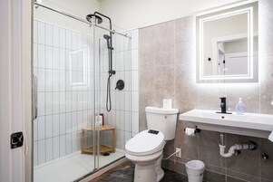 Apartment, 2 Bedrooms, Non Smoking, Kitchenette | Bathroom | Towels, soap, shampoo, toilet paper