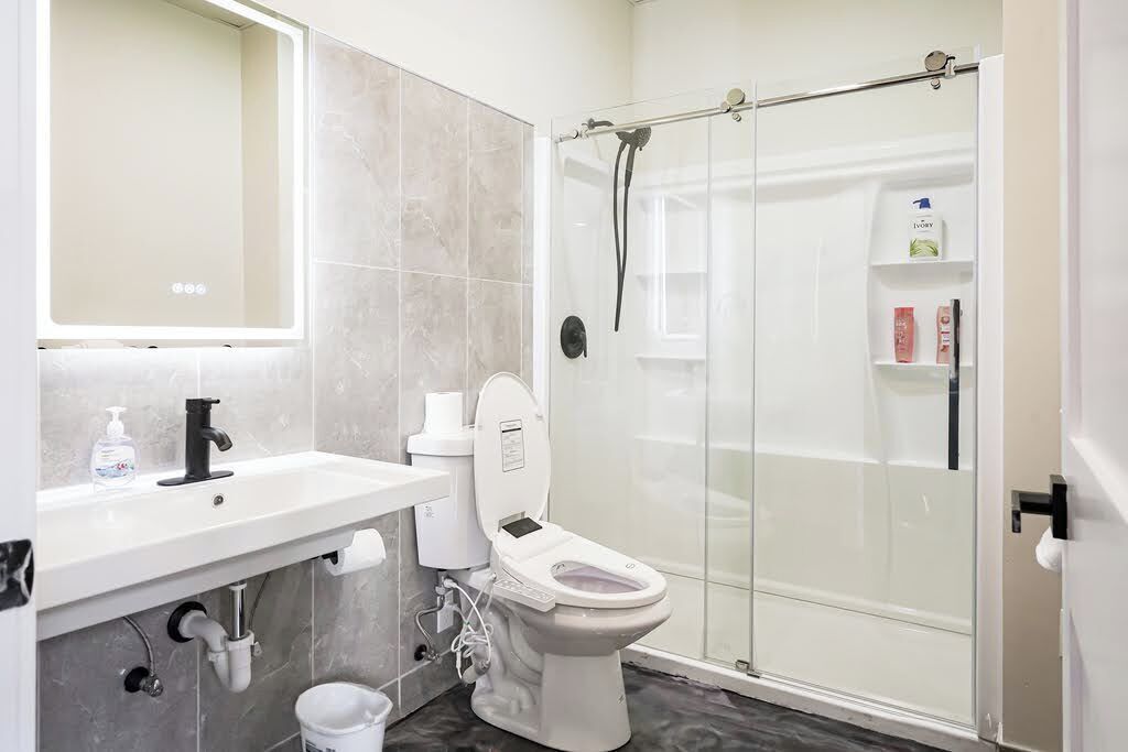 Appartement, 2 chambres, non-fumeur, cuisinette | Salle de bain | Serviettes fournies, savon, shampooing, papier de toilette