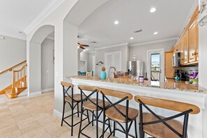 Micro-ondes, four, plaque de cuisson, lave-vaisselle