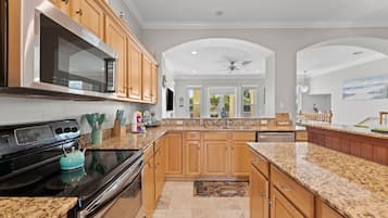 Microondas, horno, placa de cocina, lavavajillas