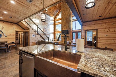 The Blue Canoe: Waterfront Cabin 6 Bedrooms / 6.5 Baths Sleeps 22