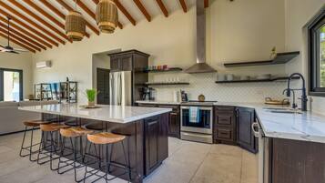 Fridge, microwave, stovetop, dishwasher