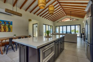Geladeira, micro-ondas, cooktop, lava-louças