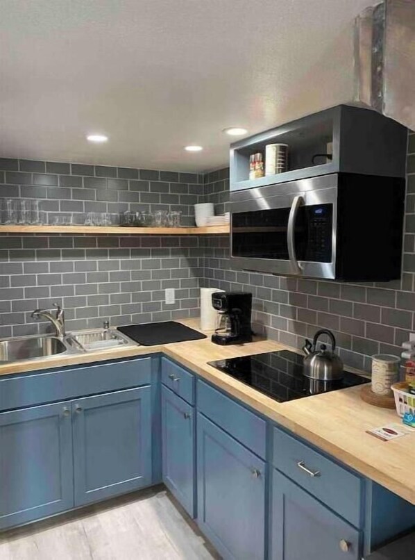 Réfrigérateur, four à micro-ondes, surface de cuisson, cafetière-théière