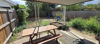 Charming and spacious 2-bedroom house with AC, WiFi in delightful Albany