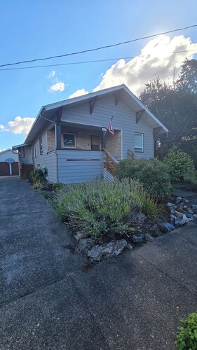 Charming and spacious 2-bedroom house with AC, WiFi in delightful Albany