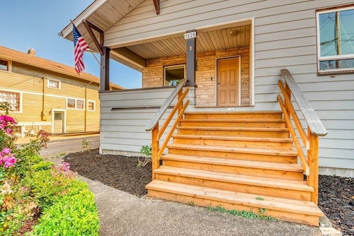 Sunny 2BR Escape | Greek Getaway | Free Breakfast!