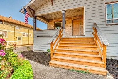 Sunny 2BR Albany Retreat | King Bed & Free Breakfast