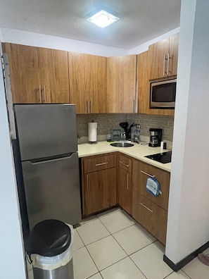 Microwave, oven, stovetop, cookware/dishes/utensils