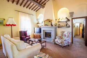 TV, fireplace - Villa San Vicenzo By MMega (Umbertide)