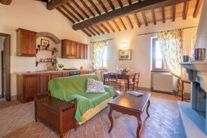 Televisión y chimenea 