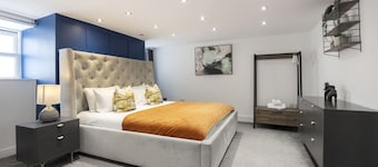 Large Period 2-Bed Apartment Close to Town