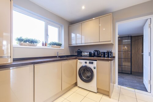 4-Bed Home with Hot Tub near Gloucester City