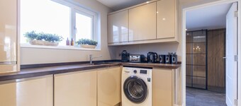 4-Bed Home with Hot Tub near Gloucester City