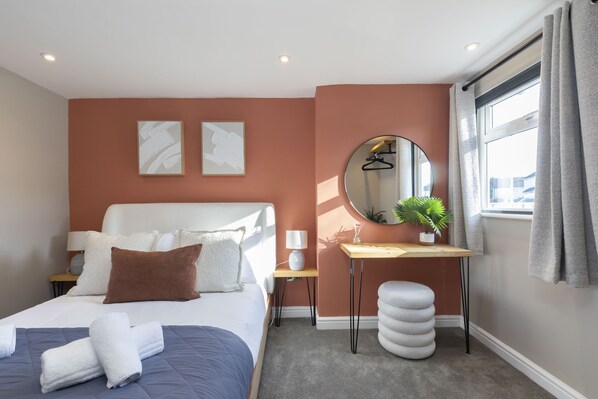 4 bedrooms, iron/ironing board, free WiFi, bed sheets - 4-Bed Home with Hot Tub near Gloucester City (Gloucestershire)