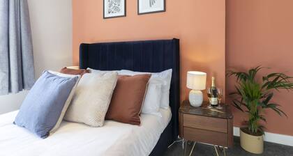 4-Bed Home with Hot Tub near Gloucester City